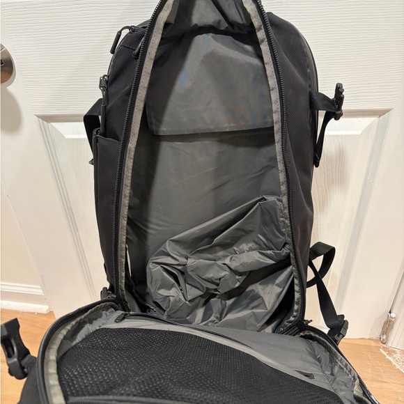 bugaboo company KANGAROO BASSINET – Buttercup Baby Co Settlement Backpack Color:Green Tiger (Glow) The aerated mattress has eoss2026
